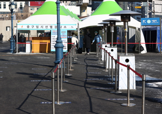 10일 서울역 광장에 마련된 코로나19 임시 선별검사소가 비교적 한산하다. 연합뉴스